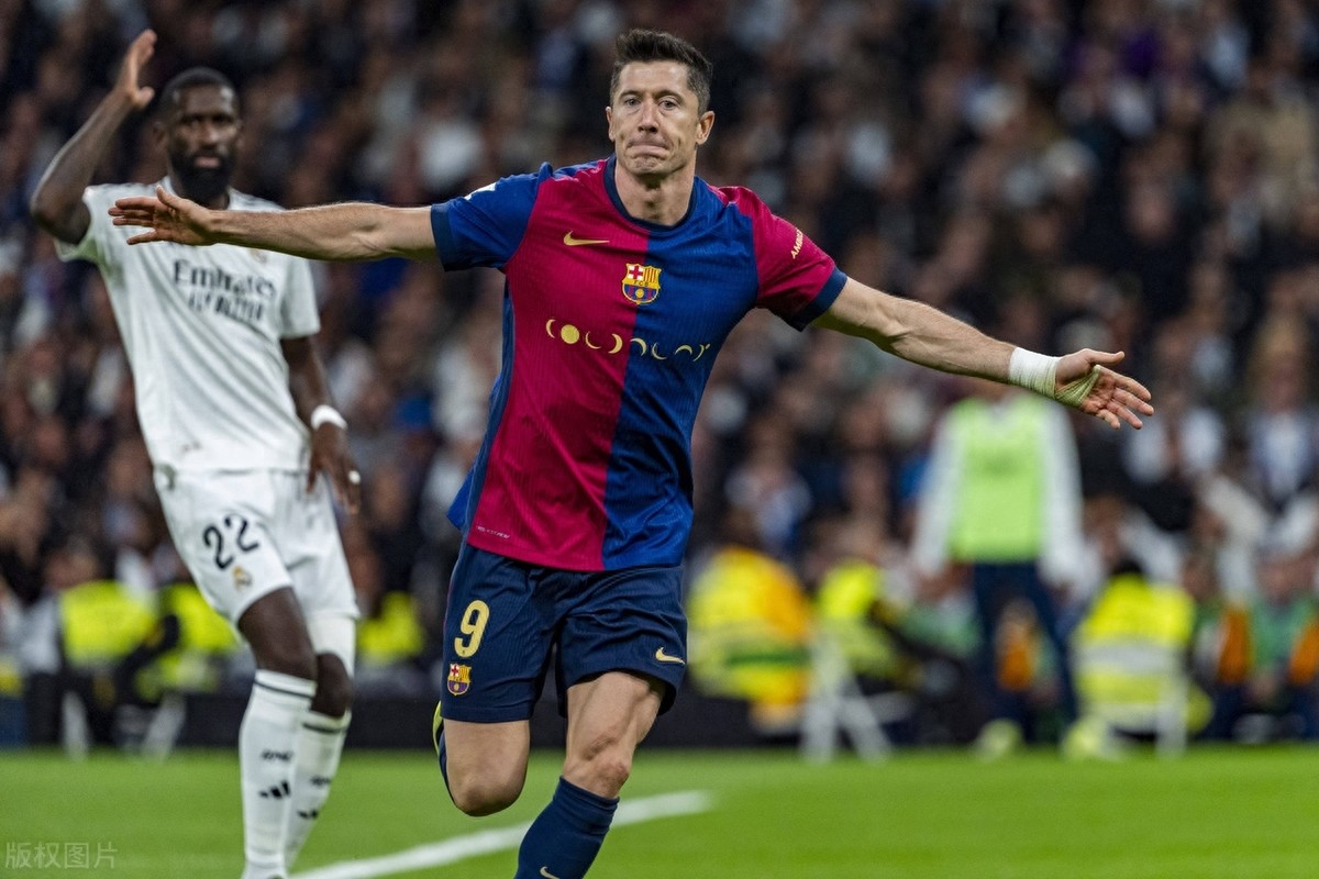 爱游戏网页版-莱万多夫斯基重返赛场，夺冠首场状态出色，美国队观众沸腾！观众掌声雷动的简单介绍